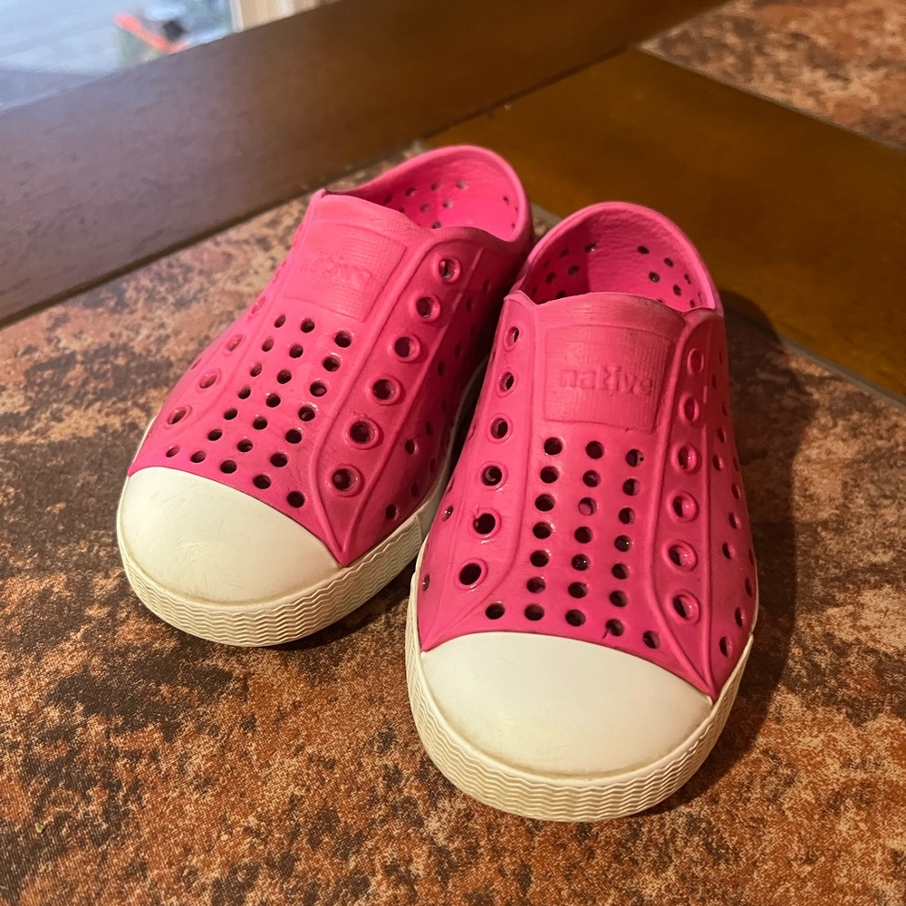 Native pink toddler shoes size 7